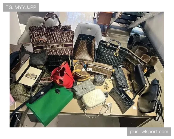 李冰洁又在机场被拍，手上那几个奢侈品简直能开个专卖店吧？